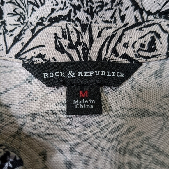 ✨3/$15 Rock & republic black cream rose button up M - Picture 4 of 5